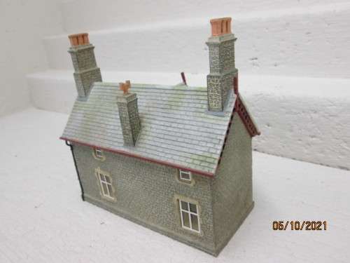 OO SCALE : BACHMANN : DOUBLE STORY BUILDING - (THICK RESIN TYPE)