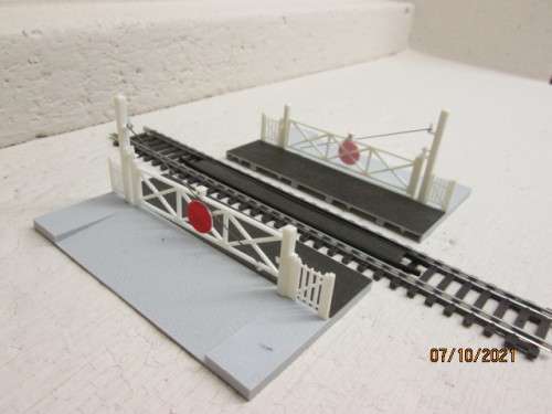 HO / OO SCALE : RAIL CROSSING