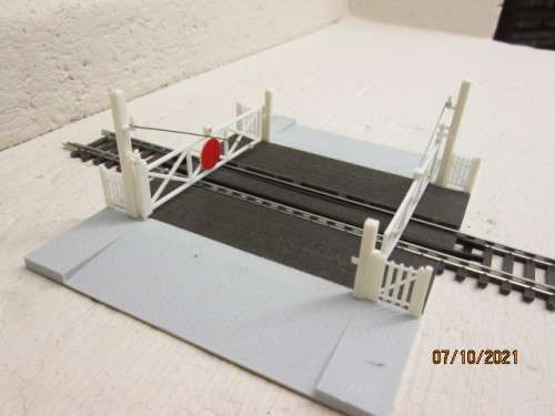 HO / OO SCALE : RAIL CROSSING