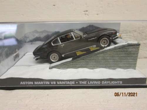 THE JAMES BOND CAR COLLECTION : MODEL + MAG -  NO.14 - ASTON  MARTIN V8 VANTAGE - THE LIVING DAYLIGH