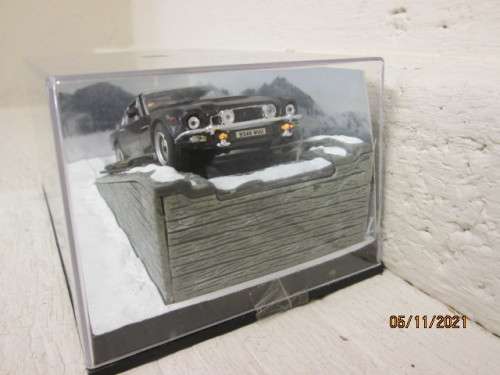 THE JAMES BOND CAR COLLECTION : MODEL + MAG -  NO.14 - ASTON  MARTIN V8 VANTAGE - THE LIVING DAYLIGH