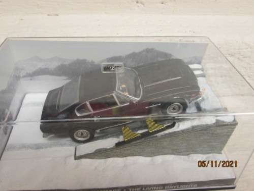 THE JAMES BOND CAR COLLECTION : MODEL + MAG -  NO.14 - ASTON  MARTIN V8 VANTAGE - THE LIVING DAYLIGH