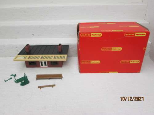 OO SCALE : HORNBY : STATION PLATFORM BUILDING WITH ACCESSORIES - BOXED