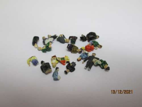 HO SCALE : X20 SEATED FIGURINES