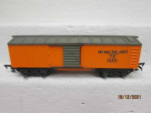 OO SCALE: TRIANG : ORANGE BOX CAR