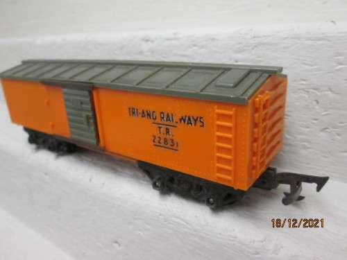 OO SCALE: TRIANG : ORANGE BOX CAR