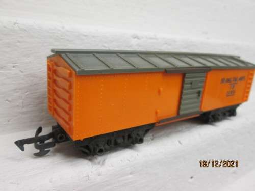 OO SCALE: TRIANG : ORANGE BOX CAR
