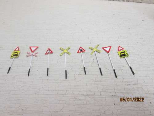 HO SCALE : SAR : ROAD SIGNALS - X8