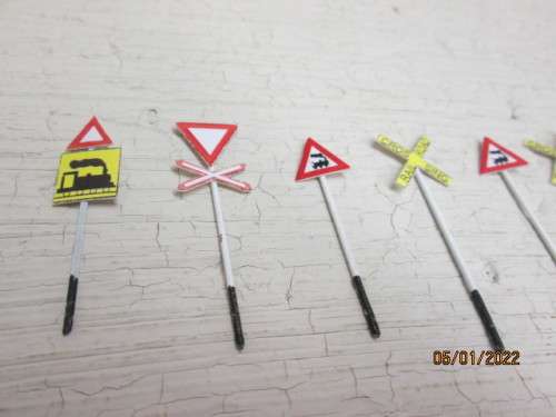 HO SCALE : SAR : ROAD SIGNALS - X8