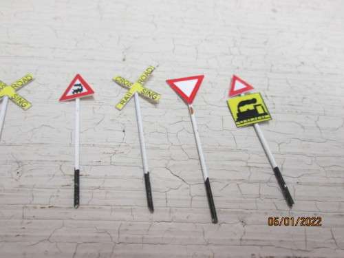 HO SCALE : SAR : ROAD SIGNALS - X8