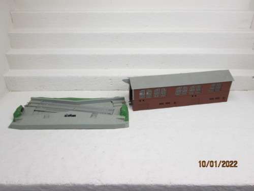 HO SCALE : LIMA : ENGINE SHED WITH ADJUSTING TURNTABLE