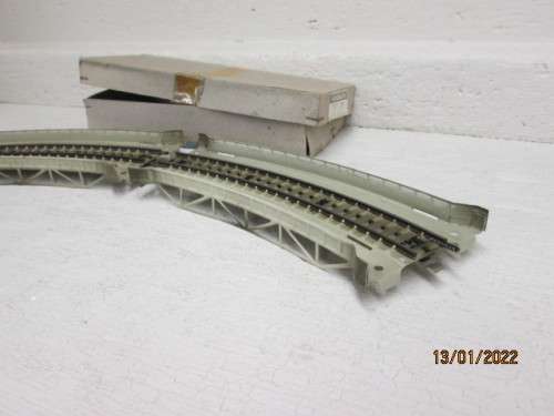 HO SCALE : MARKLIN : X2 M TRACK : METALCURVED BRIDGE - BOXED