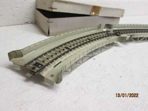 HO SCALE : MARKLIN : X2 M TRACK : METALCURVED BRIDGE - BOXED