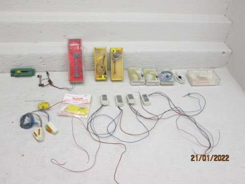 N SCALE : RAIL SIGNALS AND LAMPS, SWITCHES ETC - (SOME BOXED)