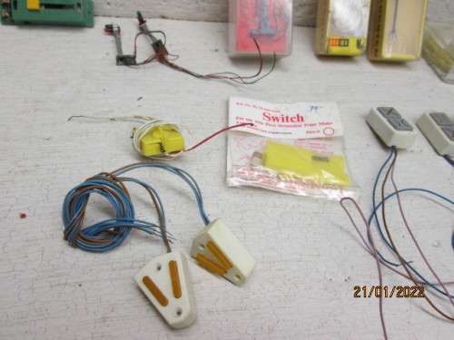 N SCALE : RAIL SIGNALS AND LAMPS, SWITCHES ETC - (SOME BOXED)