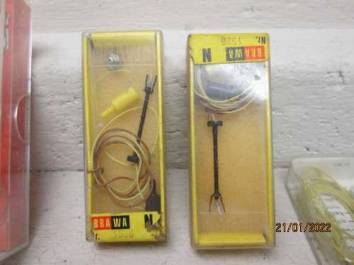 N SCALE : RAIL SIGNALS AND LAMPS, SWITCHES ETC - (SOME BOXED)