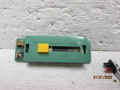 N SCALE : RAIL SIGNALS AND LAMPS, SWITCHES ETC - (SOME BOXED)