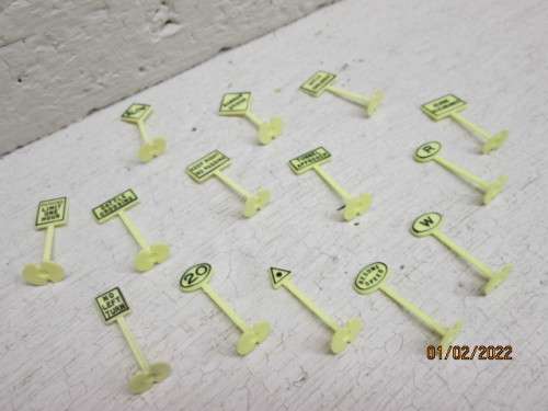 HO SCALE :  BACHMANN :  RAILWAY FIGURINES - X3 + ROAD RAILWAY SIGNS - X14