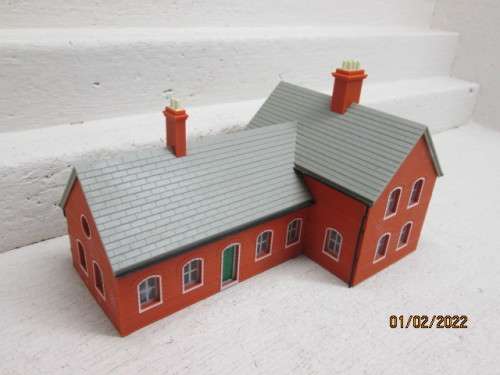 OO SCALE: L-SHAPE RAILWAY TYPE BUILDING