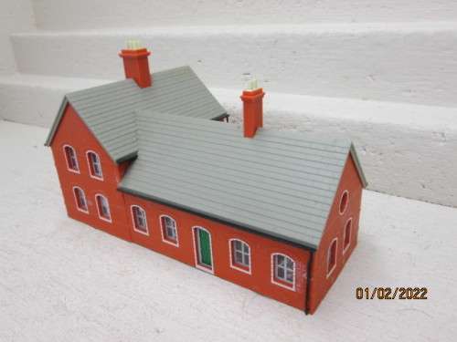 OO SCALE: L-SHAPE RAILWAY TYPE BUILDING