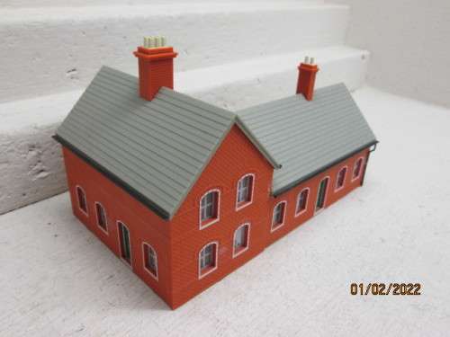 OO SCALE: L-SHAPE RAILWAY TYPE BUILDING