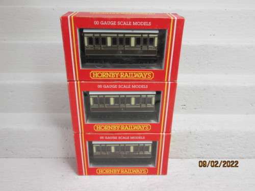 OO SCALE : HORNBY : GWR SHORT PASSENGER COACHES - X3 - BOXED