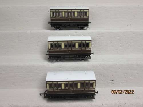 OO SCALE : HORNBY : GWR SHORT PASSENGER COACHES - X3 - BOXED