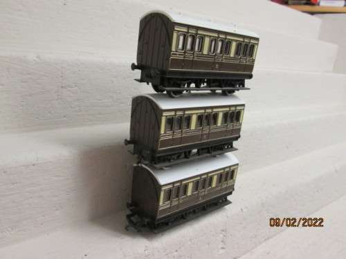 OO SCALE : HORNBY : GWR SHORT PASSENGER COACHES - X3 - BOXED