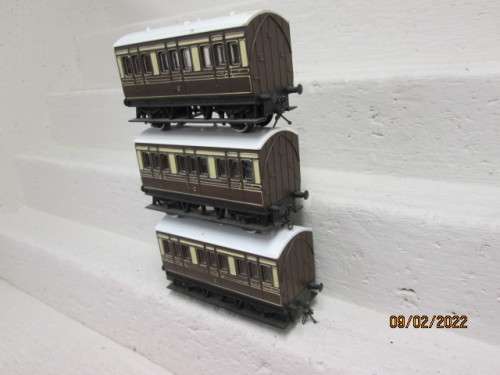 OO SCALE : HORNBY : GWR SHORT PASSENGER COACHES - X3 - BOXED