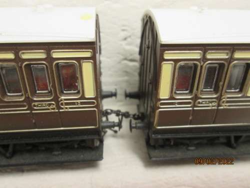 OO SCALE : HORNBY : GWR SHORT PASSENGER COACHES - X3 - BOXED