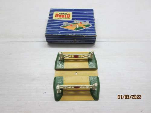 OO SCALE : HORNBY DUBLO : LEVEL CROSSING - BOXED
