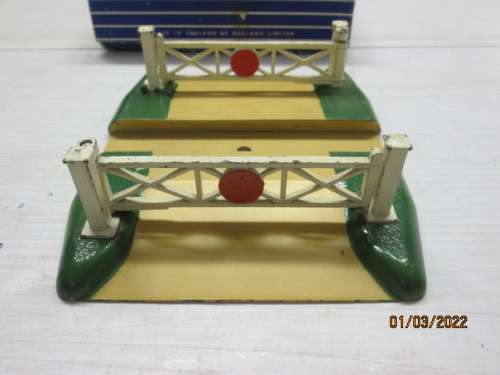 OO SCALE : HORNBY DUBLO : LEVEL CROSSING - BOXED