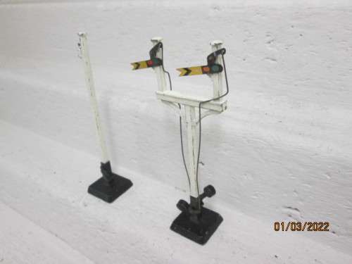 OO SCALE : HORNBY DUBLO : RAIL SIGNALS - X2