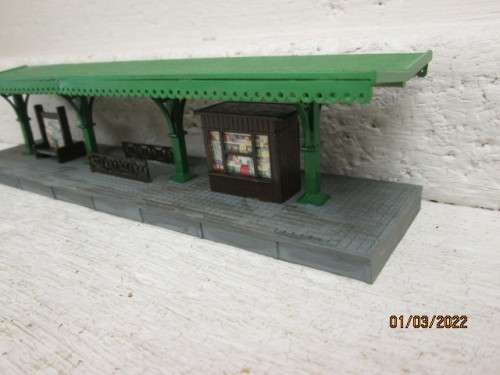 HO SCALE : STATION PLATFORM WITH CANOPY ROOF