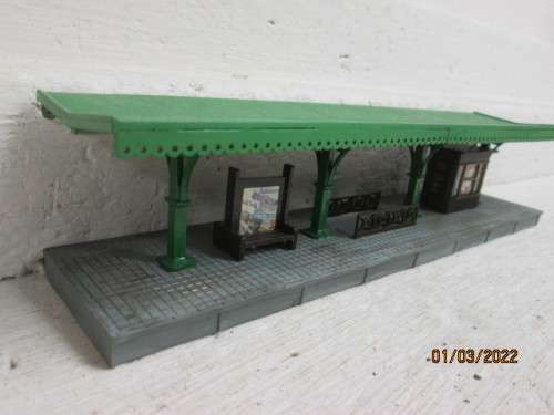 HO SCALE : STATION PLATFORM WITH CANOPY ROOF