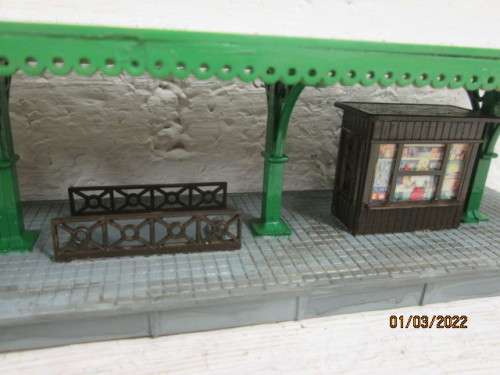 HO SCALE : STATION PLATFORM WITH CANOPY ROOF