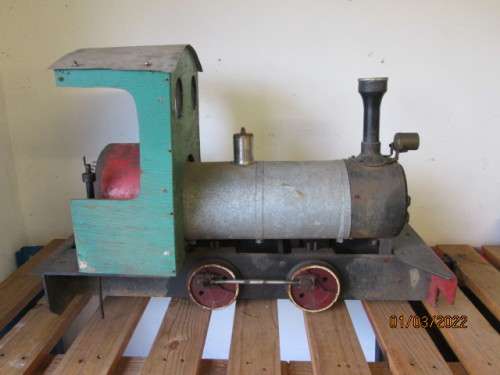 LARGE STEAM LOCOMOTIVE MODEL
