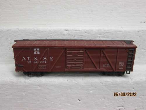 HO SCALE : SANTE FE BOX CAR