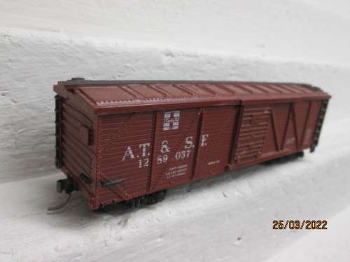 HO SCALE : SANTE FE BOX CAR