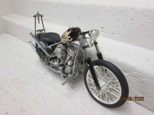OLD SCHOOL CHOPPER STYLE HARLEY DAVIDSON MOTORBIKE