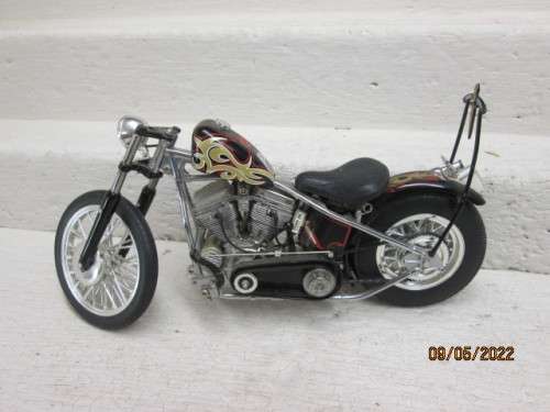 OLD SCHOOL CHOPPER STYLE HARLEY DAVIDSON MOTORBIKE