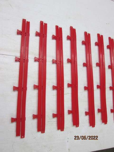 1: 32 SCALE : SCX : RED DOUBLE BARRIER RAILINGS - X10 PIECES