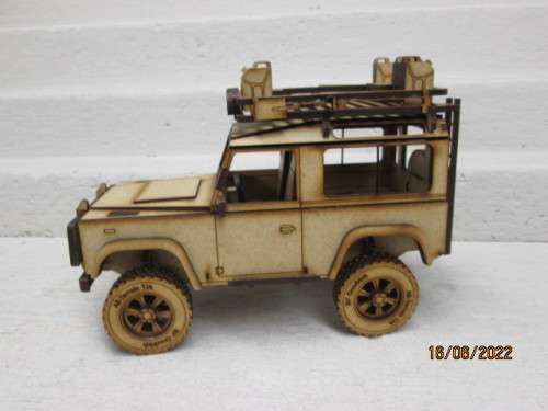 1:18 SCALE LANDROVER SHORT WHEEL BASE WITH SAFARI ROOF RACK - BOXED