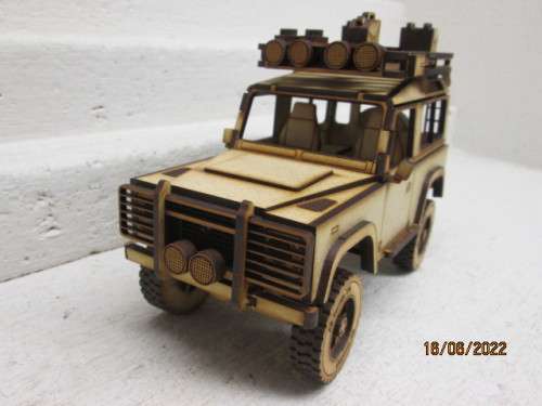 1:18 SCALE LANDROVER SHORT WHEEL BASE WITH SAFARI ROOF RACK - BOXED