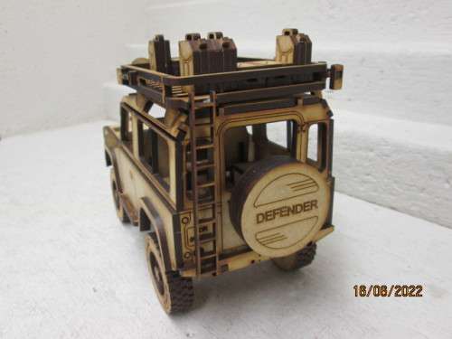 1:18 SCALE LANDROVER SHORT WHEEL BASE WITH SAFARI ROOF RACK - BOXED