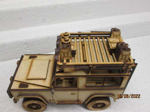 1:18 SCALE LANDROVER SHORT WHEEL BASE WITH SAFARI ROOF RACK - BOXED