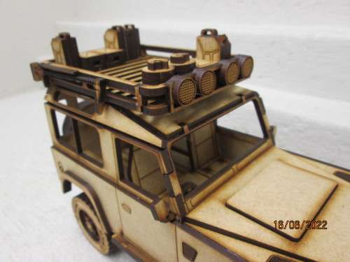 1:18 SCALE LANDROVER SHORT WHEEL BASE WITH SAFARI ROOF RACK - BOXED