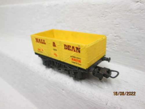 HO SCALE : LIMA : SHORT 15TON YELLOW OPEN GOODS