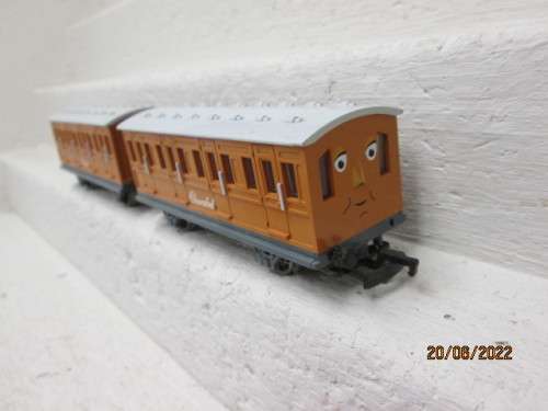 OO SCALE : BACHMANN : X2 COACHES - PART OF THOMAS COLLECTION