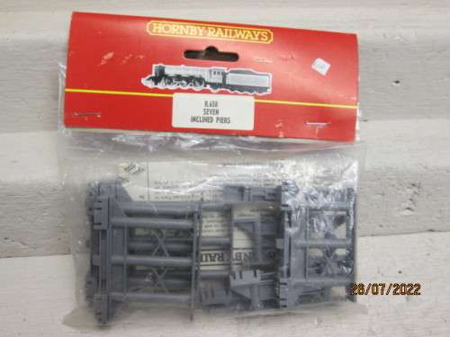 OO SCALE : HORNBY  : SEVEN INCLINED PIERS - BOXED